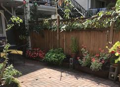 Sunny & Spacious One Bedroom Garden Suite - Vancouver - Patio