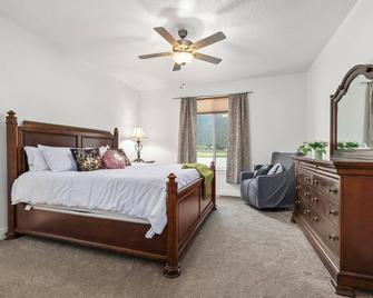 Spacious 6-bedroom house in welcoming Spanish Fork - Spanish Fork - Bedroom