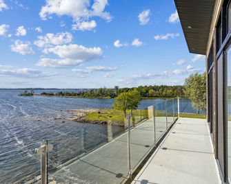 Spectacular Waterfront Cottage Loaded with Kayaks and Pool Table in Ontario - Penetanguishene - Balcón