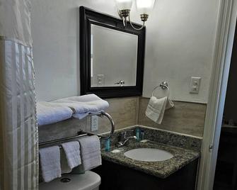 Three Oaks Motel - Titusville - Bathroom
