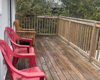 Cozy outbuilding apartment. Raised private deck. Water front parkette. - Beaverton - Balcony