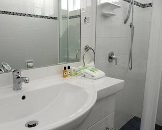 Moore Park Inn - Armidale - Bathroom