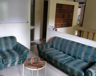 Kabin Kapsule Ui Depok - Male Only - Depok - Sala de estar