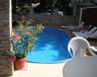Family Hotel Kosko - Chernomorets - Piscină