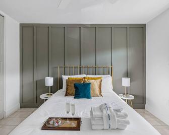 Stylish Escape: Posh Old Village Townhome - Mount Pleasant - Bedroom
