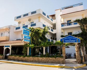 Uncle George Holiday Apts by Estia - Gázi - Gebäude