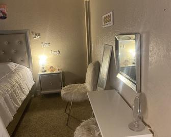 Outstanding one bedroom - Stockton - Bedroom