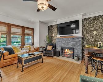 Hot Tubs | Game Room | Saunas | Theater | Walk Stadium/Downtown/Park | Decks - Ann Arbor - Living room