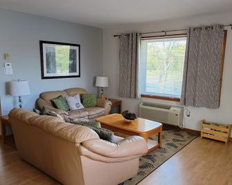 Escape to a Lakeside Retreat on Stoney Lake - Woodview - Sala de estar