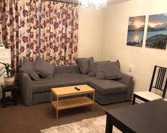 1 Bed-Sleeps 4-Free Parking-15 Min to Putney - London - Living room