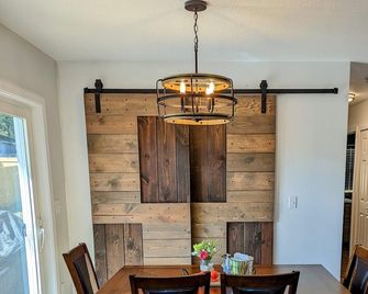 3 Bedroom 5 Minutes from Torch Lake/15 From Shanty Creek/30 From Boyne - Central Lake - Restaurant