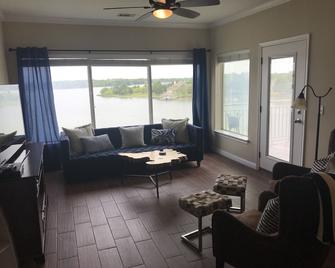 One Bedroom Corner Unit Condo Overlooking the Lake - Corsicana - Living room