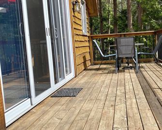 The Aframe Beach front cottage rental on Manitoulin Island - Little Current - Balcony