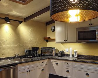 The Old Rectory Coach House-East Suite Downtown - Stratford - Kitchen