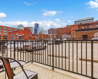 Comfy 1br-Parking, Rooftop, Near Arrowhd & Tmobile - Kansas City - Balcony