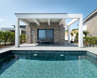 Terra Olivia luxury villas and suites - Palioúrion - Piscina