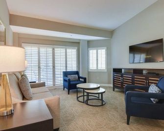 Villas on the Green at the Welk Resort - Escondido - Living room