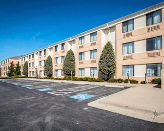 Sleep Inn and Suites Princeton I-77 - Princeton - Building