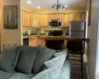 Great rental for anyone on a getaway, or traveling for work! - Boonville