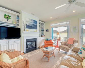 Atlantic Beach Retreat w/ 2 Decks: Steps to Beach! - Atlantic Beach - Living room