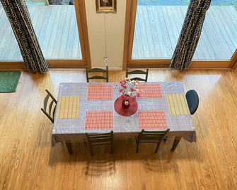 Secluded Chalet On Stream - Mins to Camelback - Stroudsburg - Dining room