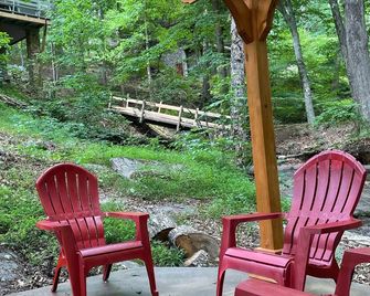 Creekside 2 BR overlooking waterfall and golf course - Jasper - Patio