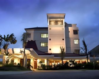 Rayz Umm Hotel Malang - Malang - Building