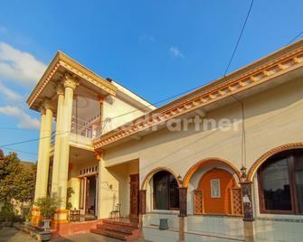 Orange inn RedPartner Madiun - Madiun - Building