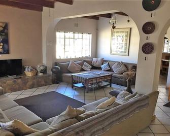 Jembjo's Knysna Lodge & Backpackers - Knysna - Living room