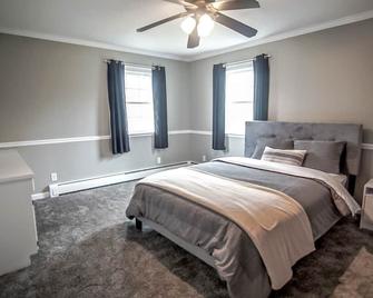 Colonial style 5BR/5BA home tucked in a private, wooded setting w/pool & hot tub - Stevensville - Schlafzimmer