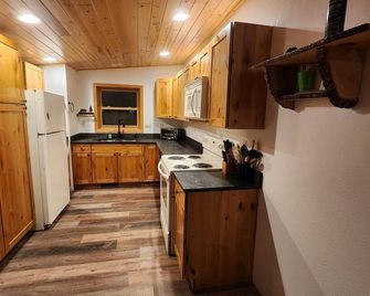 Bass Lk~Sand Beach~1.68Wooded Acres~Sleeps 6-8~1.5 Bath - Eagle River - Kitchen