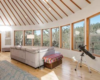 Stunning Roundhouse, Waterfall, Hot Tub & Views - Grass Valley - Living room