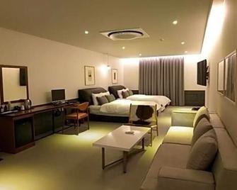 Brown Dot Hotel Gyeongju - גיאונגז'ו - חדר שינה