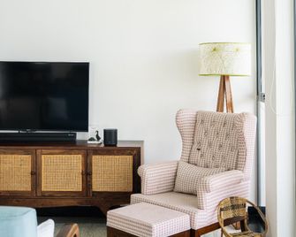 Poetry upon periyar - קוצ'י - סלון