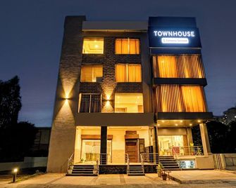 Super Townhouse by Cosmo Mall Zirakpur - Ludhiāna - Bygning