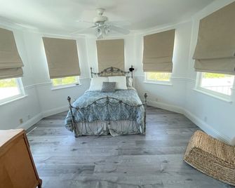 Beautiful 3 Bedroom Canal Home in Little Torch Key, FL w/ Great Boating Access - Little Torch Key - Bedroom