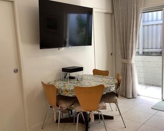 Noosa/Coolum 2 Bedroom s/contained studio apartment - Noosa Heads - Dining room