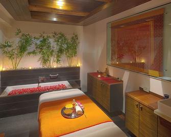 Brightland Resort & Spa - Mahabaleshwar - Bedroom