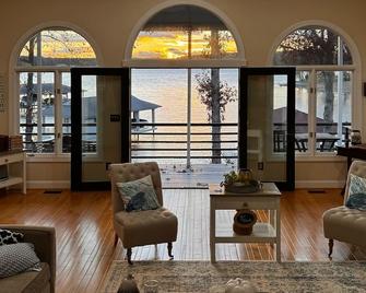 Huge beach. LOTS of amenities kayaks, boards. - Huddleston - Sala de estar