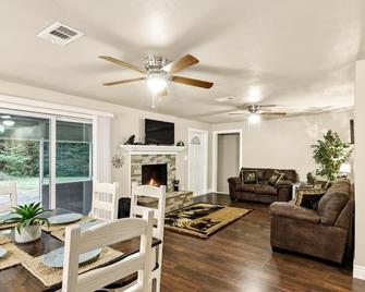 Cabin in Ouachita Mountains near State Park - Mena - Living room