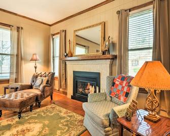 Charming Craftsman Home in Downtown Bartlesville! - Bartlesville - Obývací pokoj