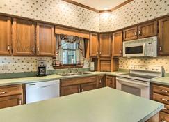 Golf Getaway with Pool Access 2 Mi to Bethany Beach! - Bethany Beach - Kitchen