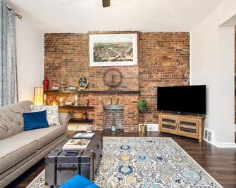 Centrally located in the Tower Grove East neighborhood! - St. Louis - Wohnzimmer