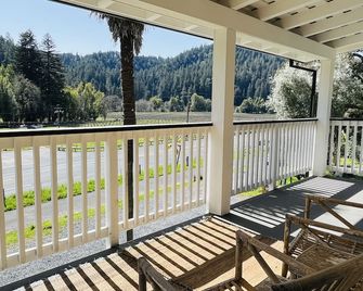 Petunia's Place: Landmark 1857 Farmhouse with Hot Tub, across from Sunset Beach - Forestville - Balcón