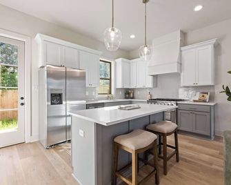New Luxe Oaks - River Ranch - King Bed - Great Location - Lafayette - Kitchen