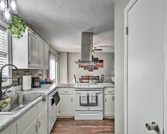 Updated Fayetville Townhome-Away-From-Home with Yard - Fayetteville - Kitchen