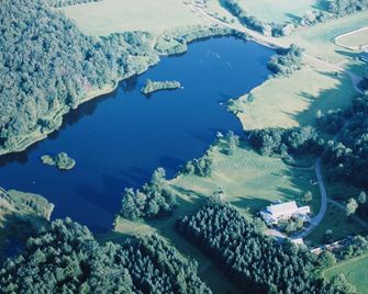 Private Lake at Rippling Waters One Room Cabin - Delhi - Building