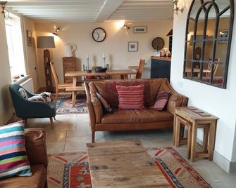 Luxury Cottage with Spectacular Views and Terrace Overlooking the Creek - Wells-next-the-Sea - Вітальня
