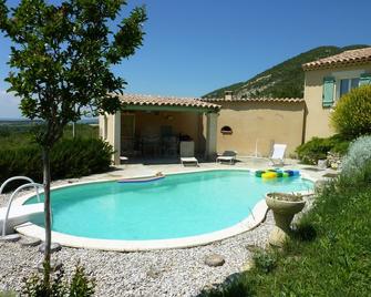 Studio flat and swimming pool, surrounded by vines in the heart of Provence - Nyons - Piscine