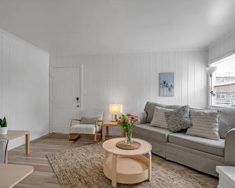 Freshly remodeled beach getaway, steps to the sand - Long Beach - Sala de estar